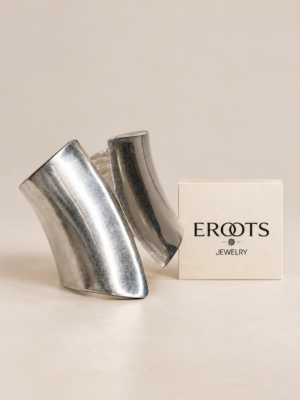 Ezüstszínű modern karkötő